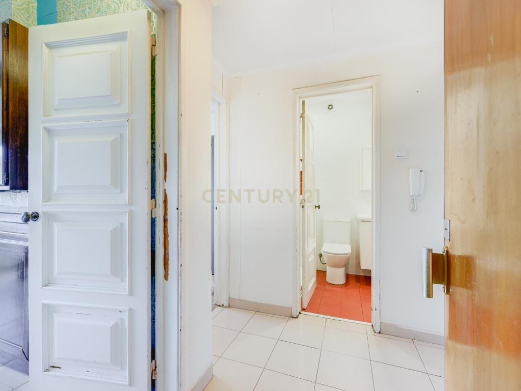 Apartamento T4 para Remodelação no Coração dos Olivais, com Vista Fantástica - Image 8