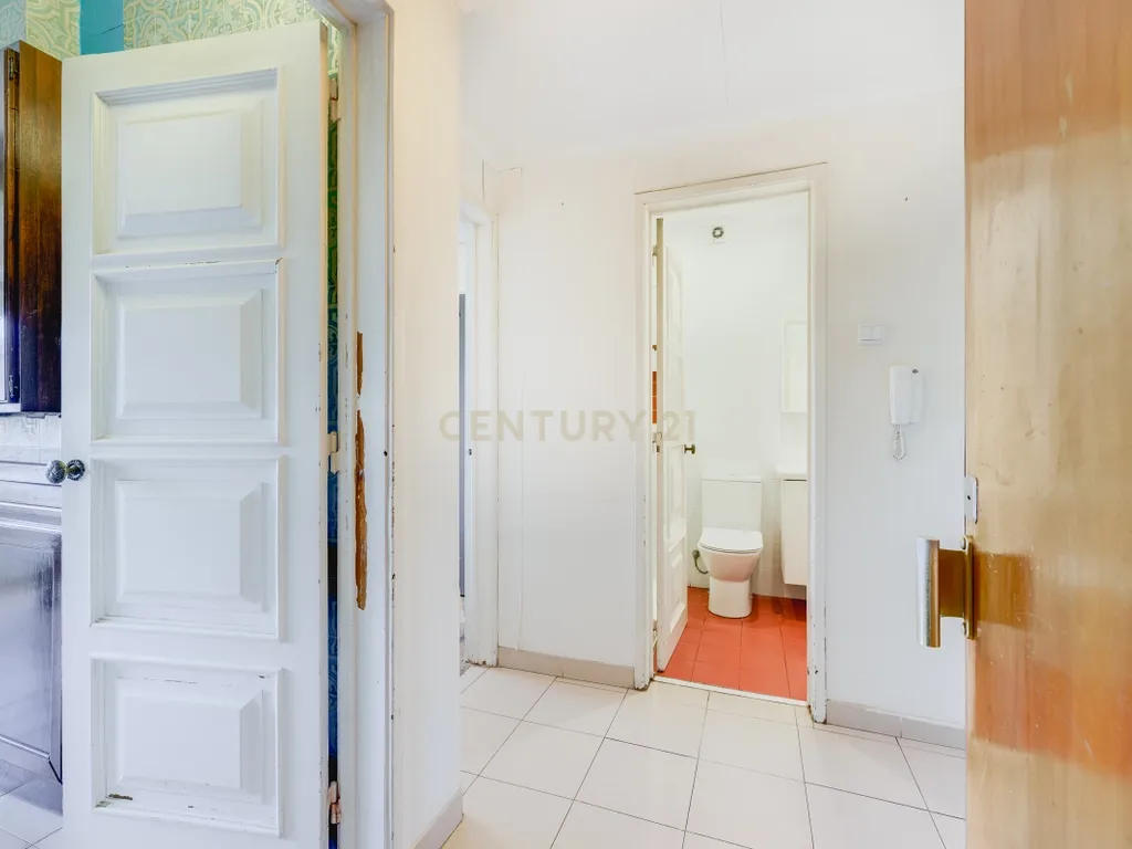Apartamento T4 para Remodelação no Coração dos Olivais, com Vista Fantástica - Image 8