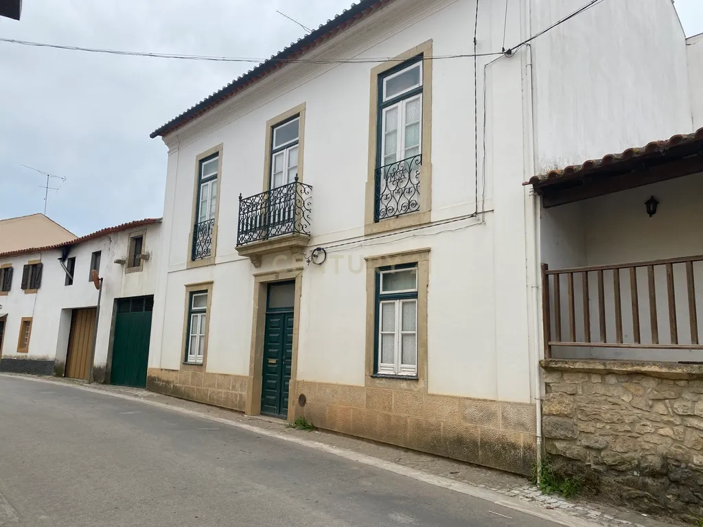 Casas Senhoriais Início Sec XIX + Terreno 4100m2 | 20 minutos de Coimbra - Image 1