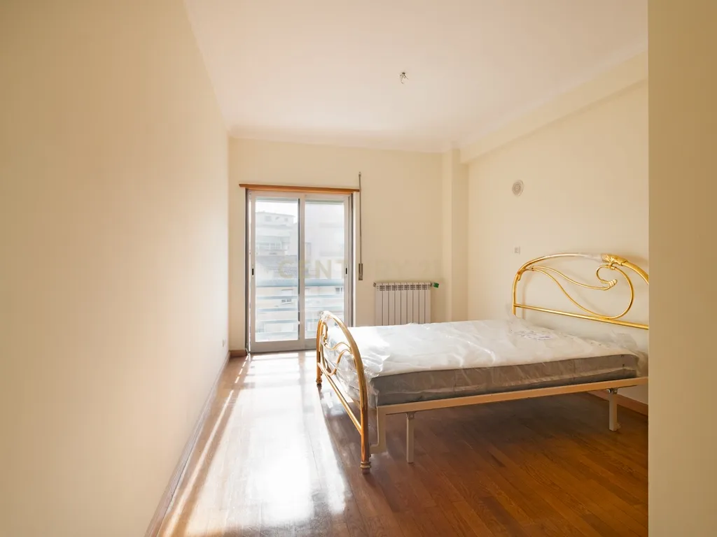 Apartamento T4 no Centro de Odivelas com Parqueamento para 3 Viaturas - Image 17