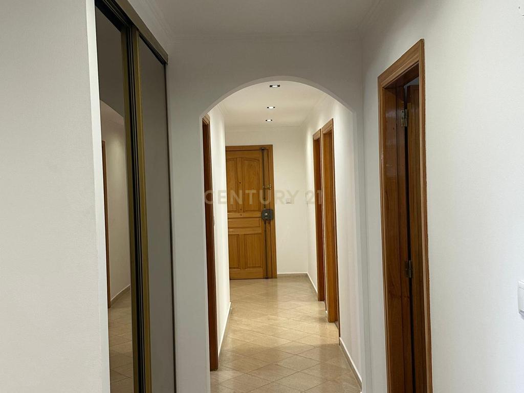 Apartamento T3 com terraço e garagem fechada para Arrendamento – Encosta do Sol - Image 9