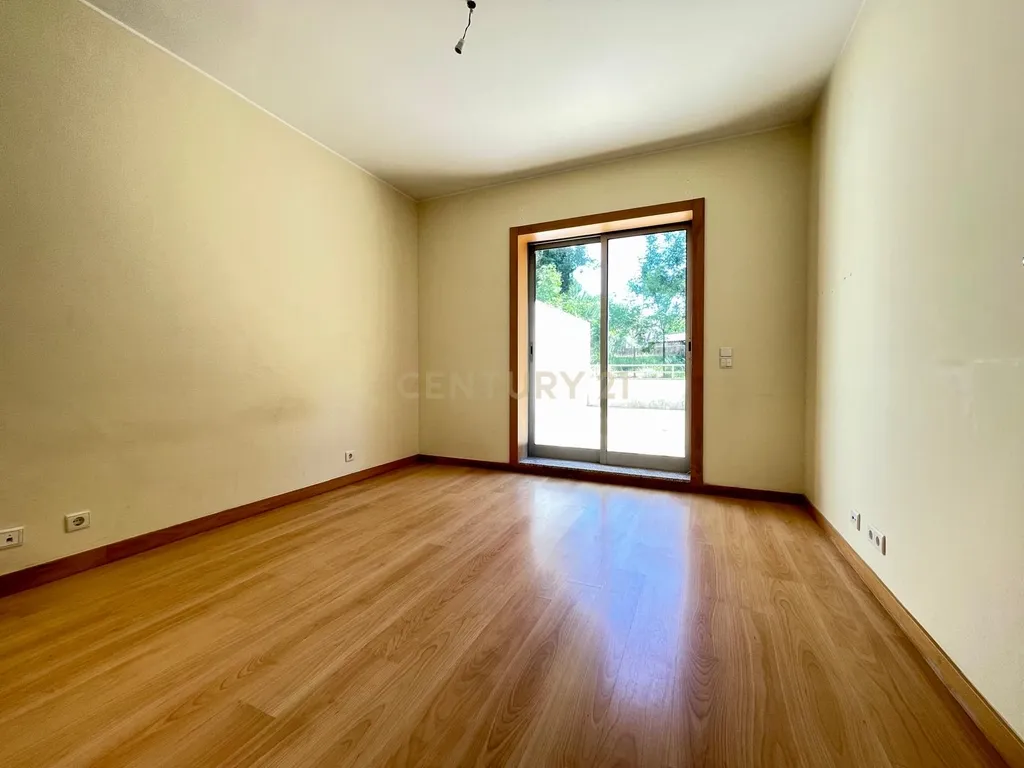 T1 com lugar de garagem no Pólo Universitário - Image 12