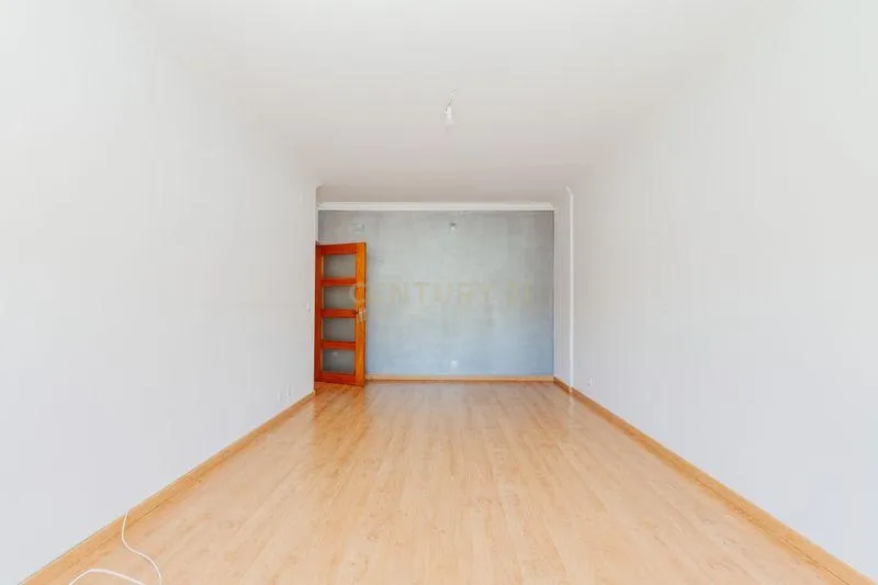 Apartamento T2 em Odivelas com Box e Varanda - Image 4