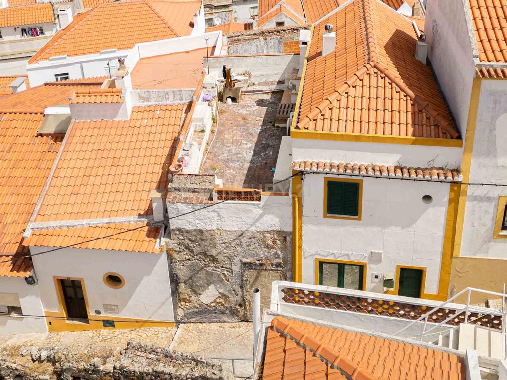 Moradia em ruinas no centro histórico de Palmela - Image 16