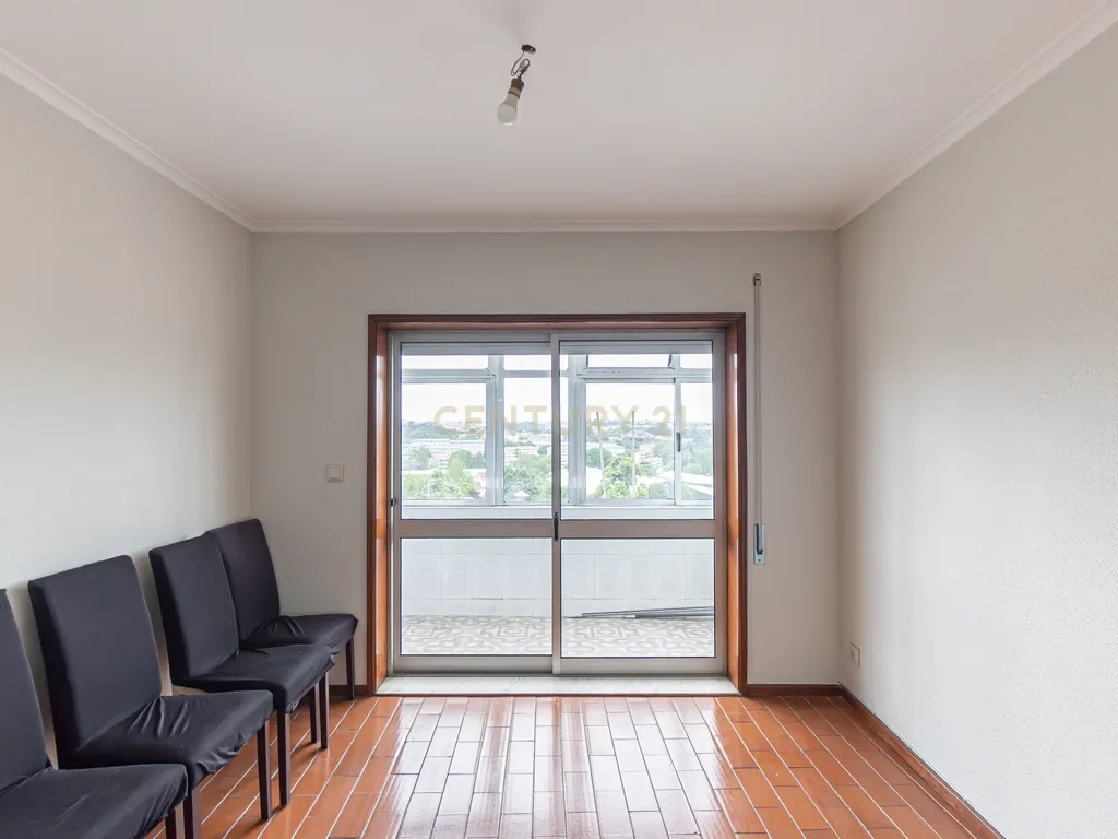 T2 Renovado com Vista Cidade – Rua de São Roque da Lameira, Campanhã - Image 2