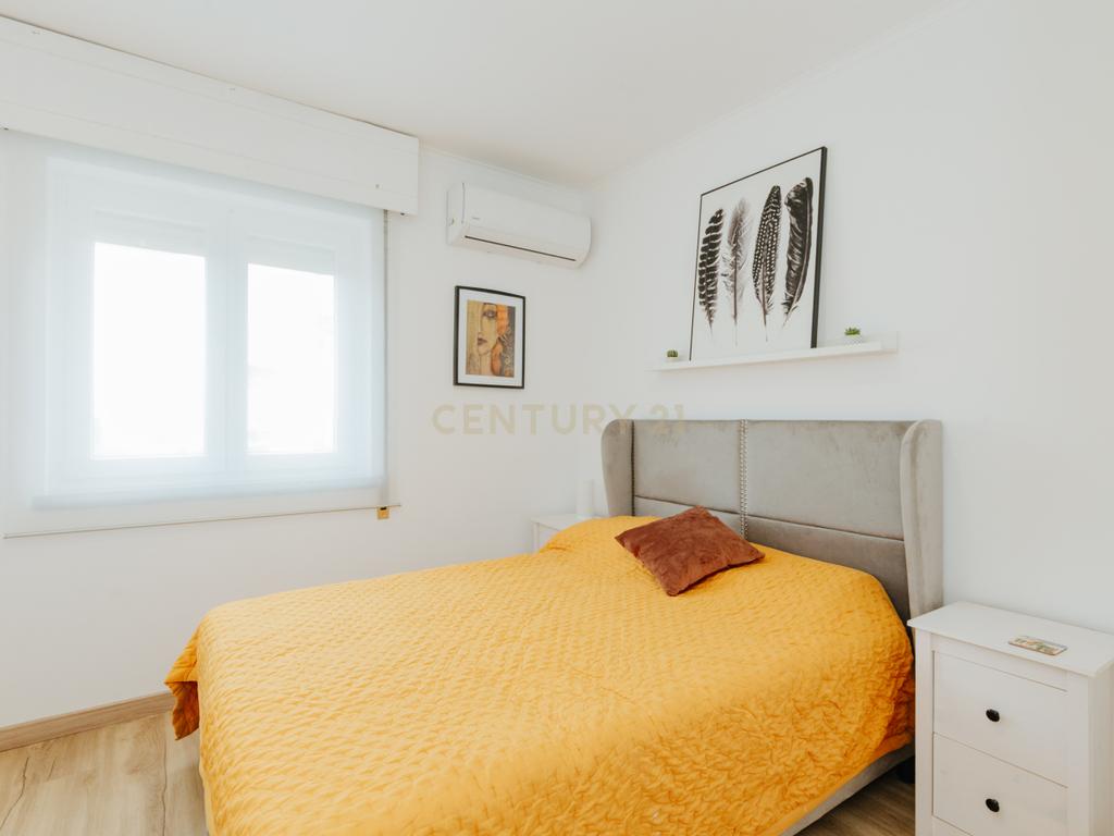 Apartamento T2 Renovado em Miratejo - Image 17