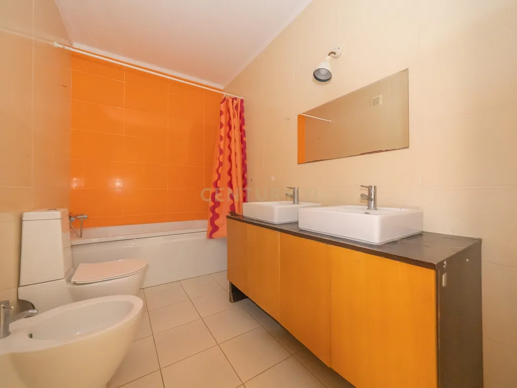 Apartamento T3 com Duas Varandas, Garagem Box e Lugar de estacionamento na Vila Serena, Pinhal Novo - Image 15