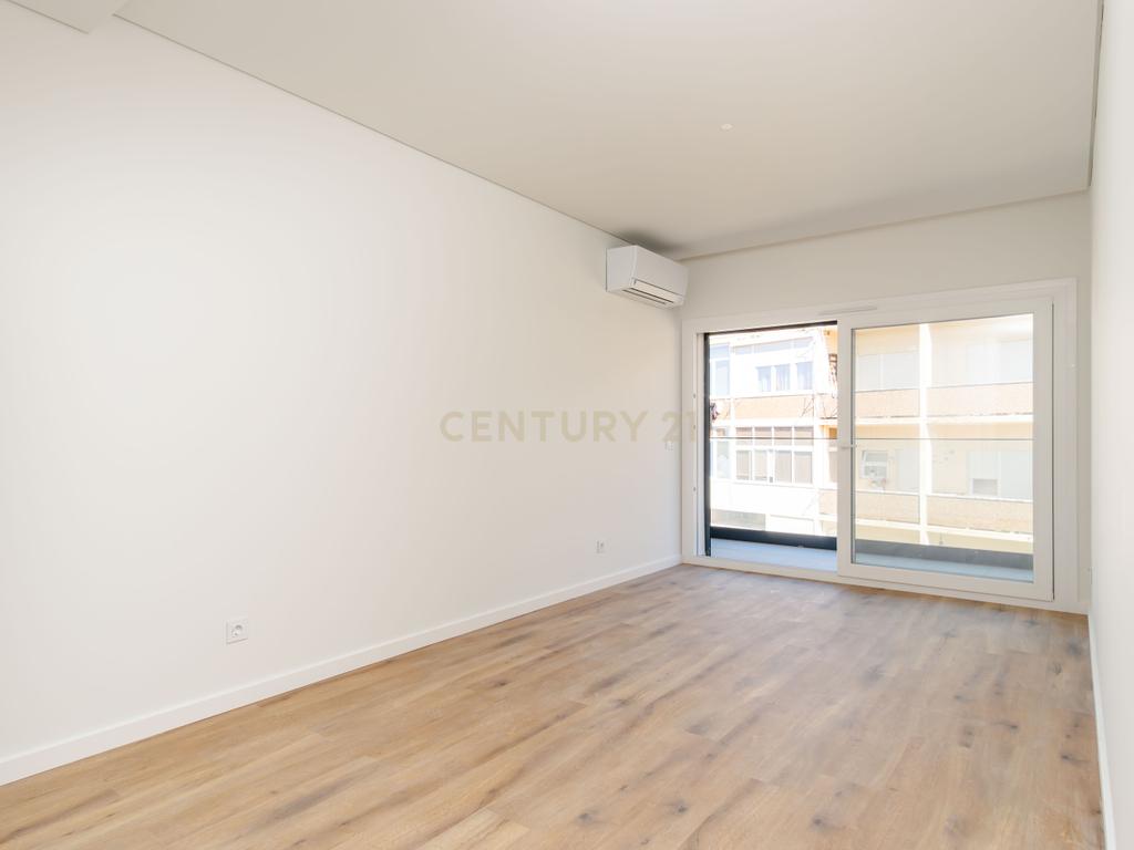 Exclusiva Penthouse T4 inserida num Empreendimento em Almada - Image 14