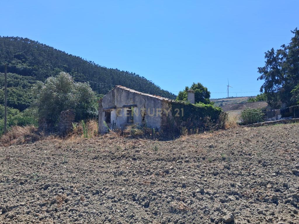 Quinta de 1,8 hectares com 3 edificios para recuperação, em Sobral de Monte Agraço - Image 18
