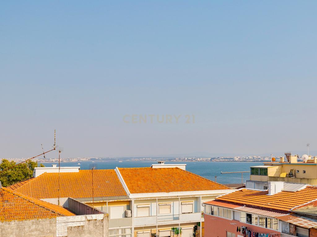 T1 Remodelado com Terraço e Vista Fantástica – Rua Dom Sancho I, Almada - Image 21