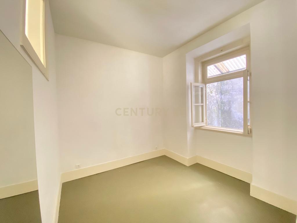 Apartamento T2 no centro de Lisboa - São Vicente, com um pequeno logradouro. - Image 11