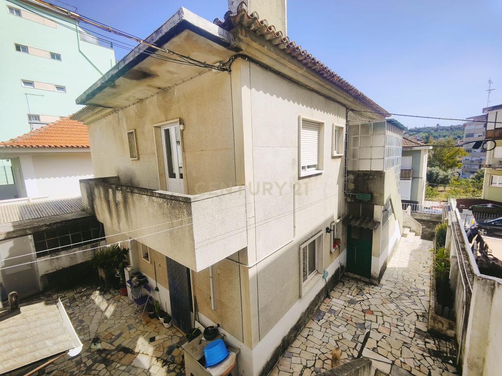 Prédio Bi-Familiar T2 e 2 Anexos Tipologia T1 Em Zona Residencial Tranquila Na Póvoa de Santo Adrião  - Image 79
