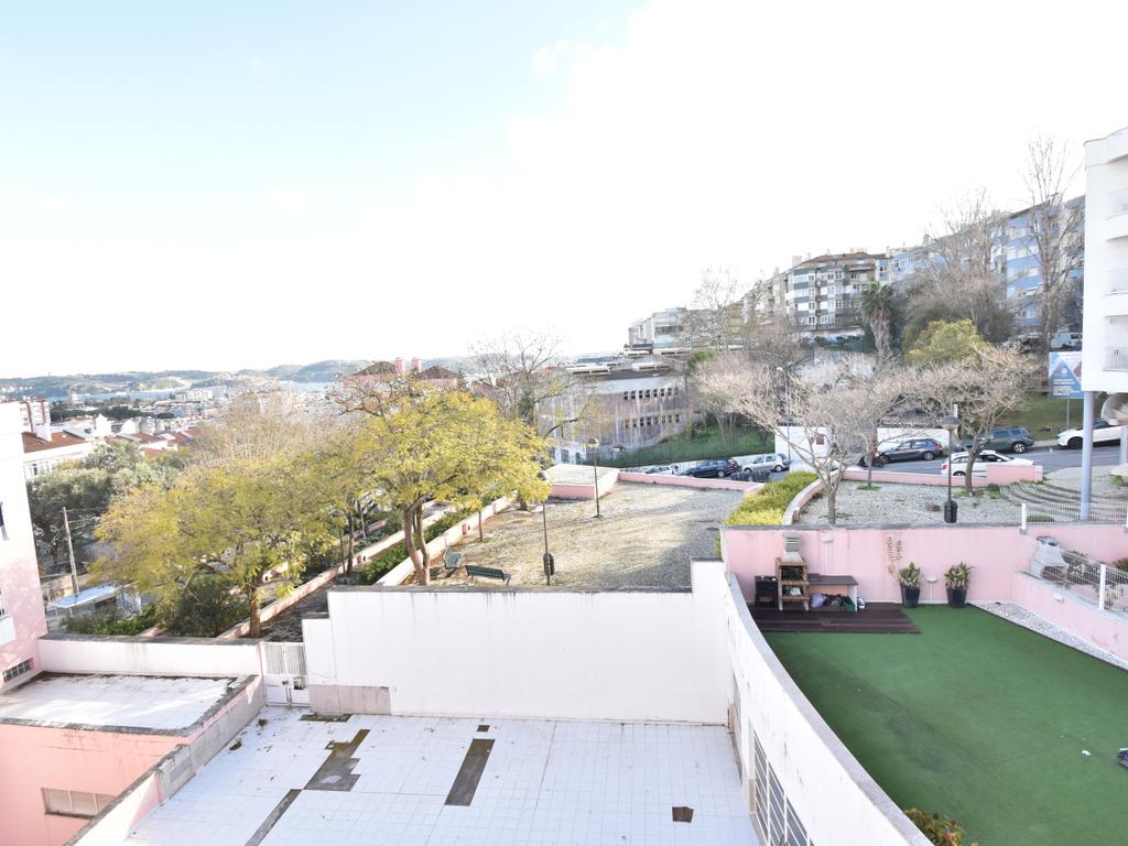 Excelente Apartamento T3 em Algés – Conforto e Localização Premium - Image 9