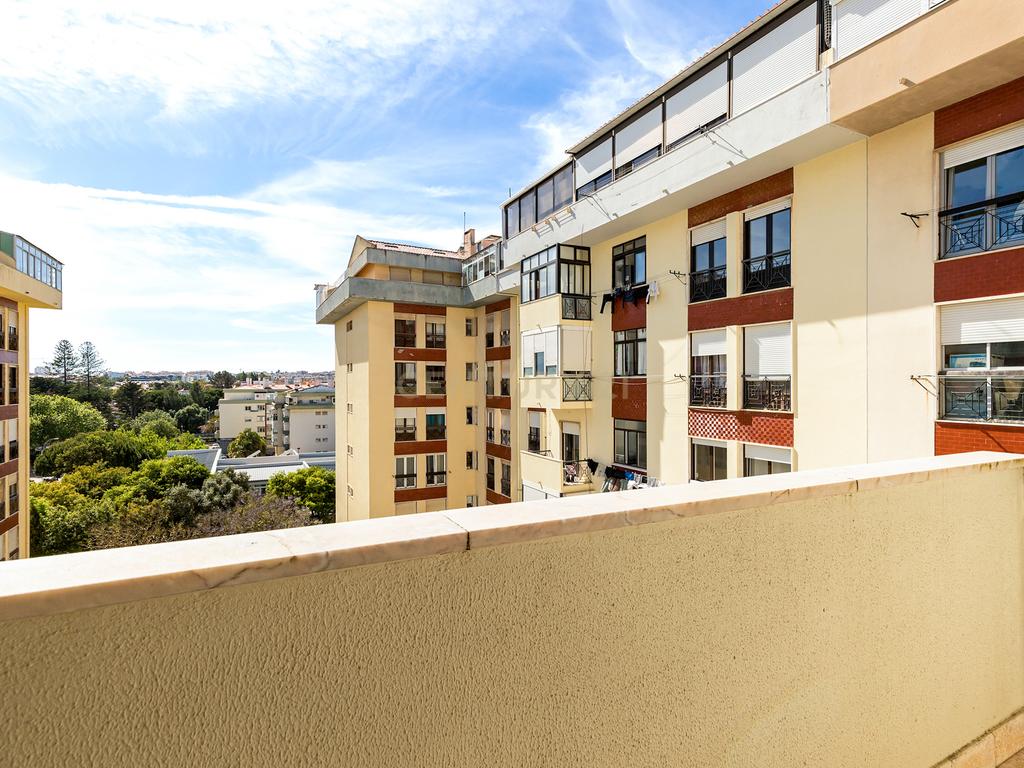 T2 Espaçoso com Varandas e Vista Mar – Quinta das Palmeiras, Oeiras - Image 9
