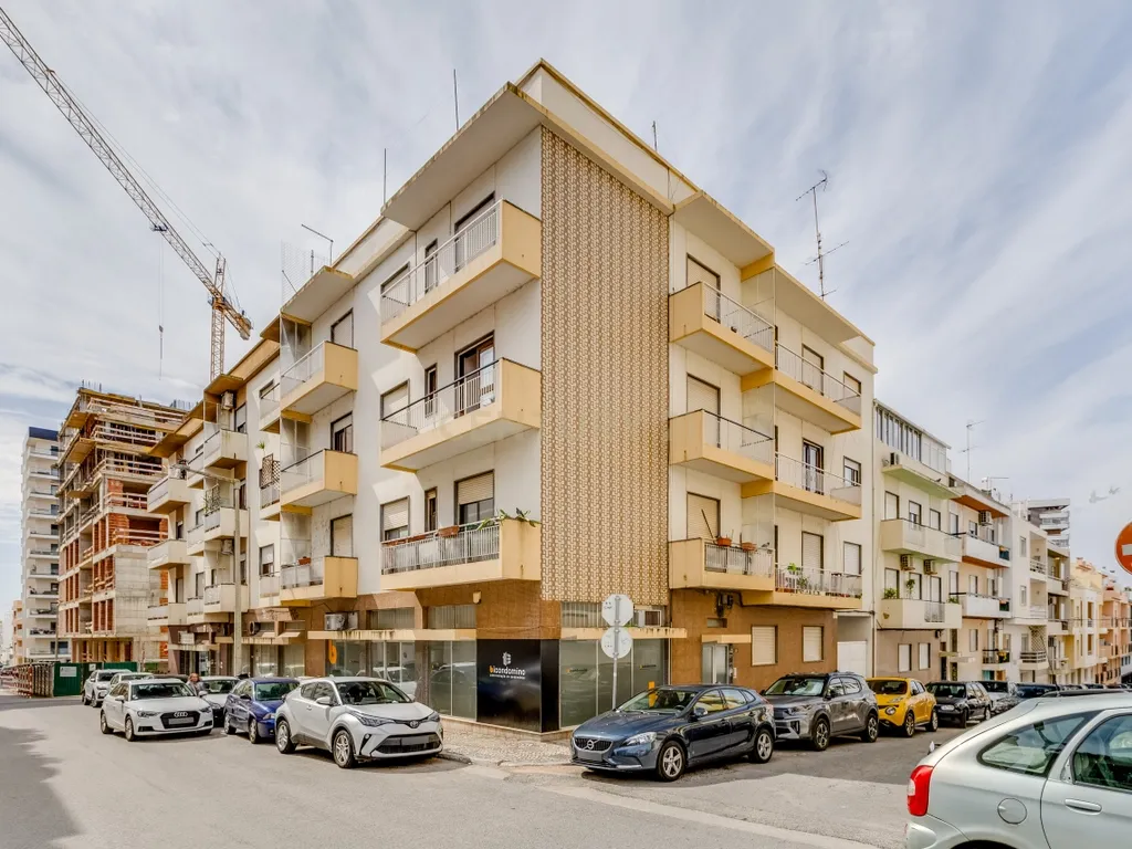 Apartamento T 4 em Faro no centro da cidade a 300m do mercado Municipal. - Image 1