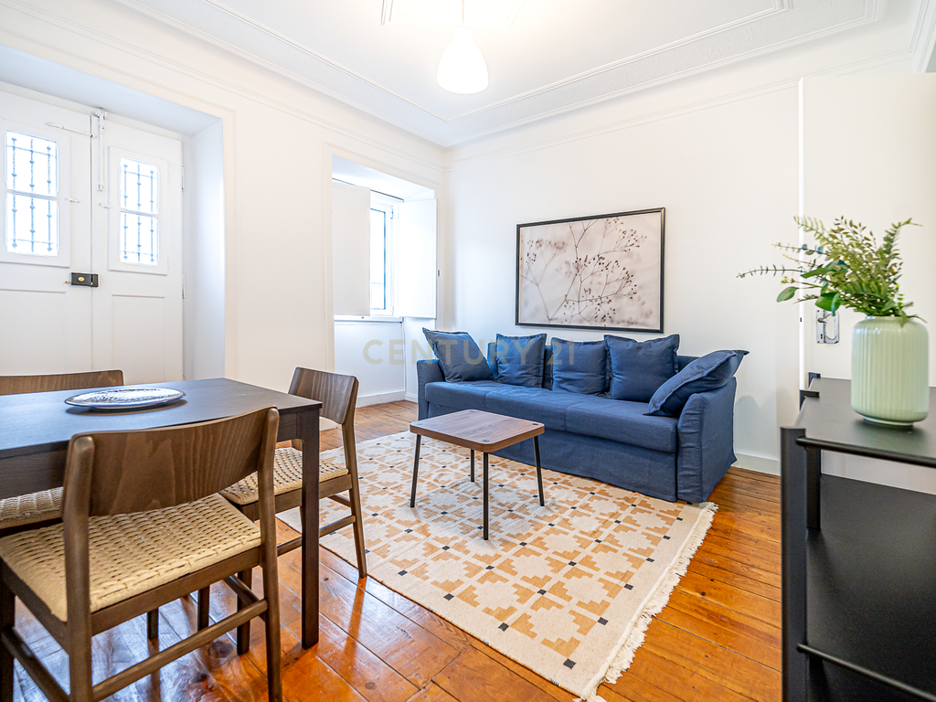 Apartamento T2 para Arrendamento – Rua São João da Mata, Lisboa - Image 1