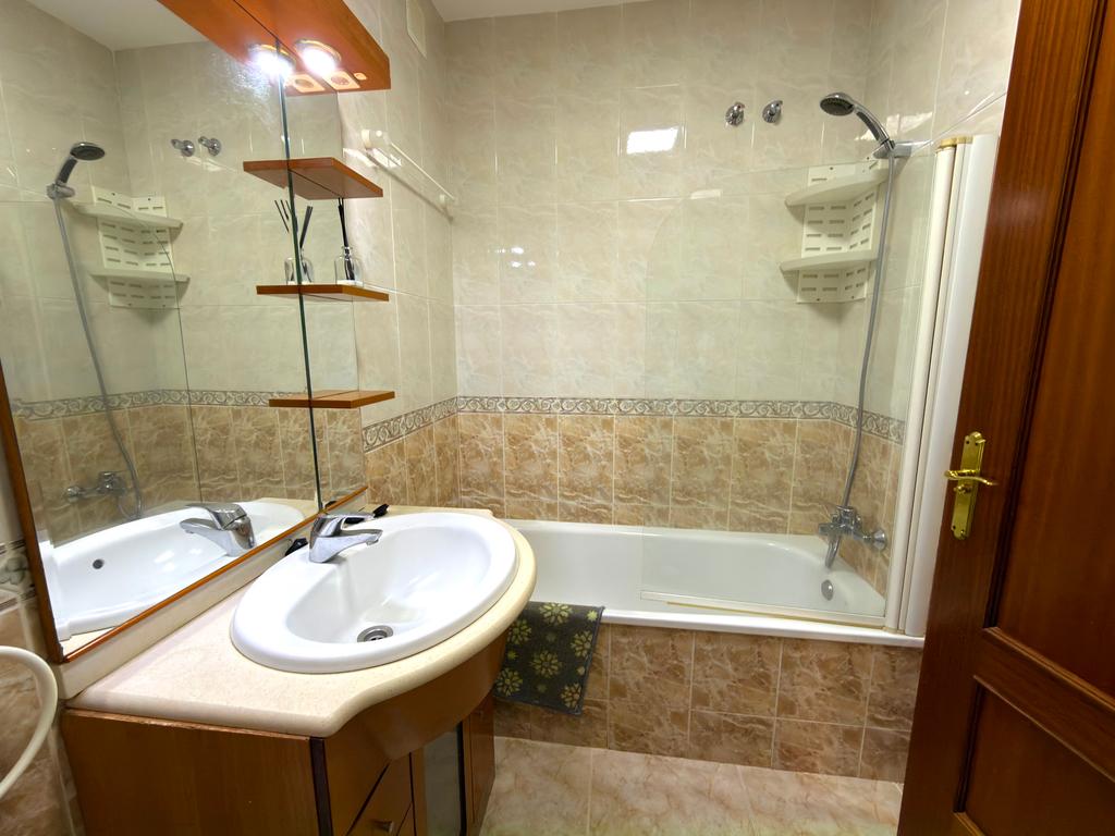 Apartamento com vista mar, garagem e piscina em Carvajal - Image 12