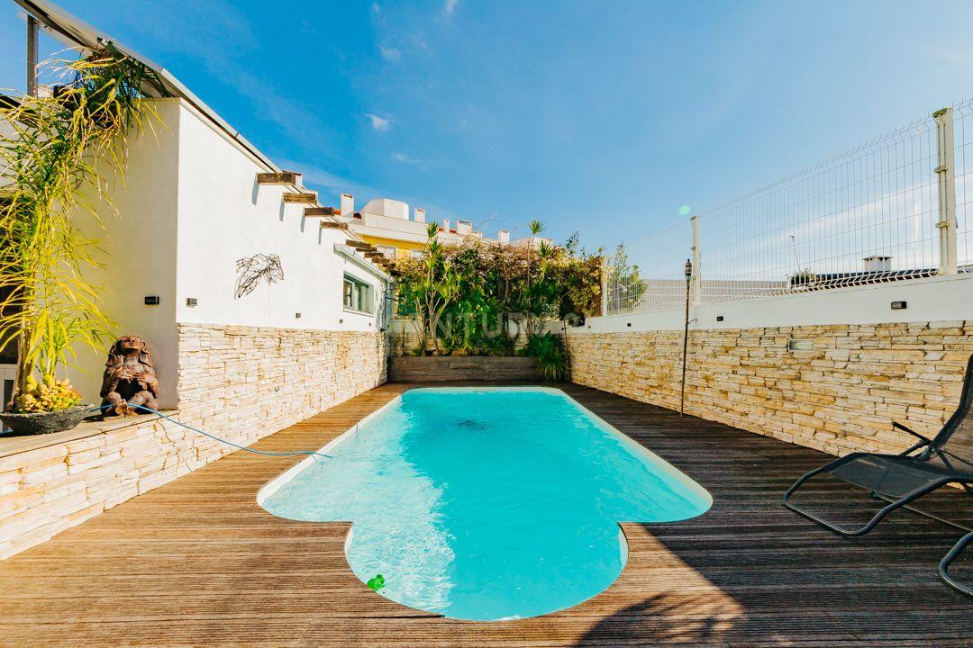 Luxuosa Moradia Renovada com Vista Panorâmica em Loures - Image 17