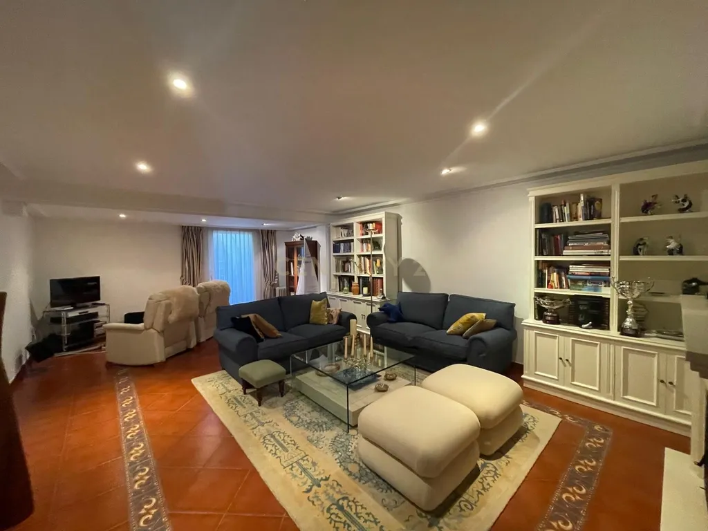 Luxuosa Moradia Renovada em Madrid com Vista para a Cidade - Image 37