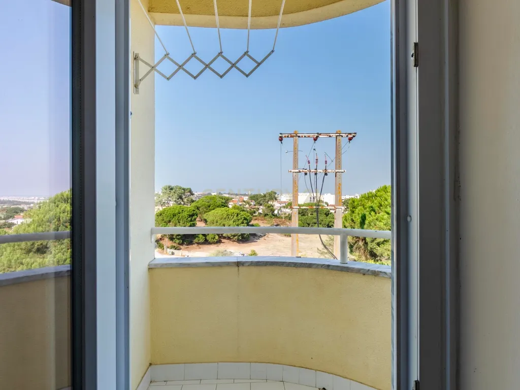 Espaçoso T3 na Sobreda com 2 Casas de Banho e Varandas - Image 58
