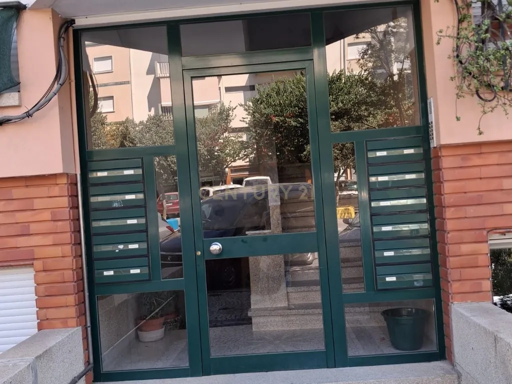Apartamento para “ARRENDAMENTO”, de tipologia T3, com 1 WC, varanda comprida, despensa e arrecadação no sótão, localizado no centro de Castelo Branco. - Image 2