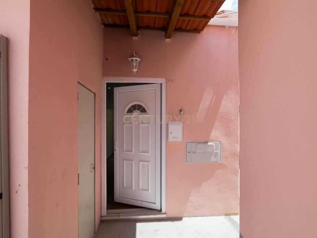 Vila Imperdível: 13 Frações Renovadas em Sacavém - Image 18