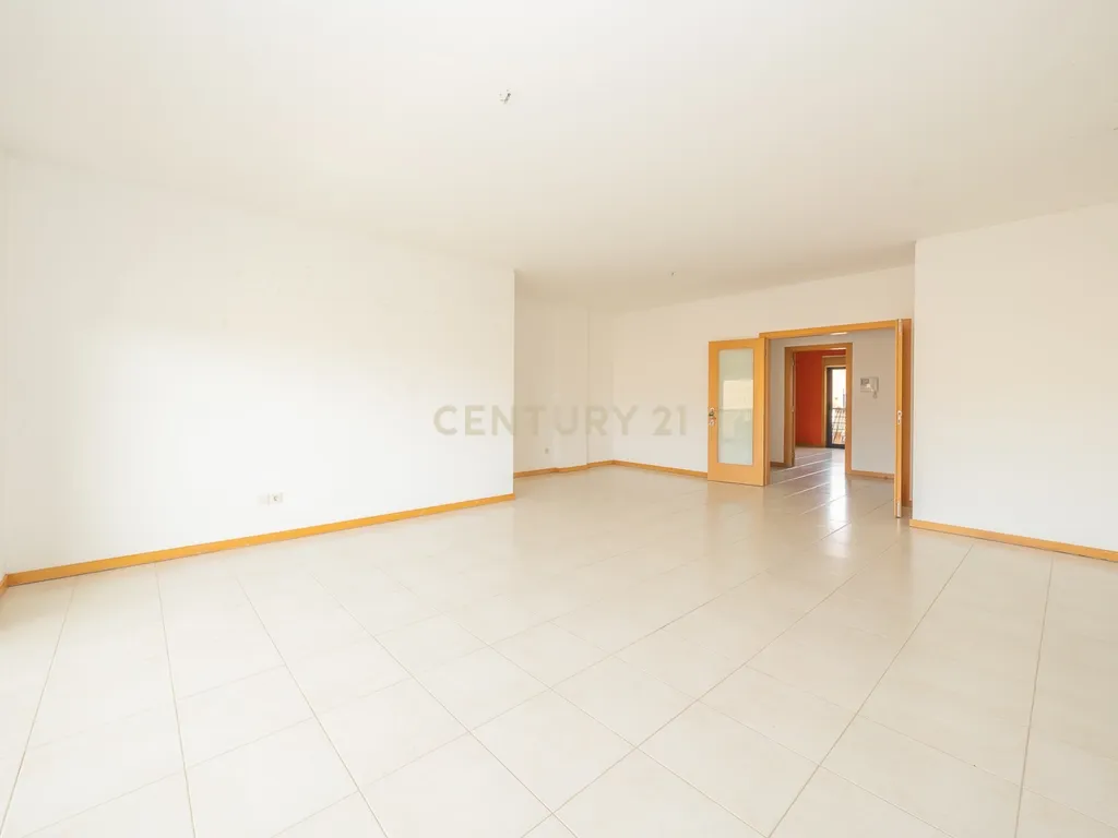 Apartamento T3 com Duas Varandas e Dois Lugares de Estacionamento, na Vila Serena, Pinhal Novo - Image 4