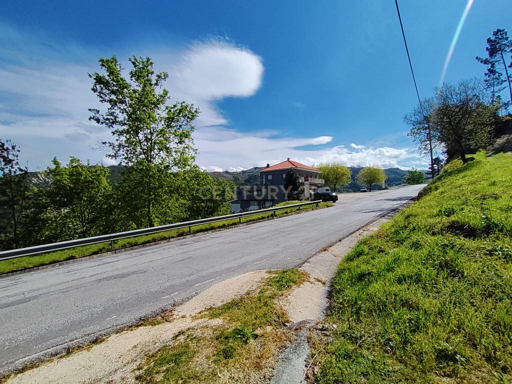 Quinta com moradia em Gondar, perto da Amarante, Porto à face da estrada com muito terreno e água - Image 12