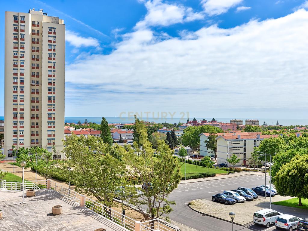 Apartamento T2 com Vista Mar, 2 lugares de garagem na Parede, Cascais - Image 1