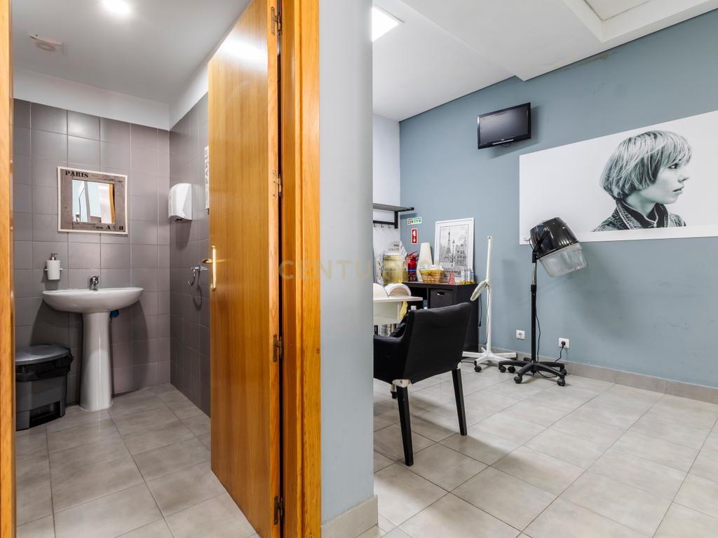 Loja com 90 m² na Quinta do Bom Retiro, Sobreda - Image 5