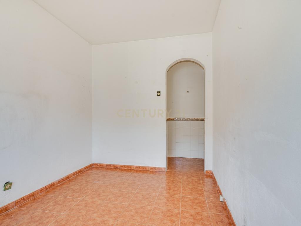 T2 Luminoso na Vila da Apelação – Espaço, Conforto e Potencial - Image 6