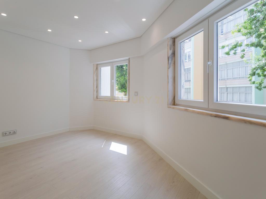 T2 Renovado na Buraca | Modernidade, Conforto e Excelente Localização - Image 11