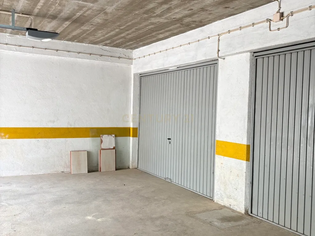 T2 remodelado com garagem em Cascais - Image 26
