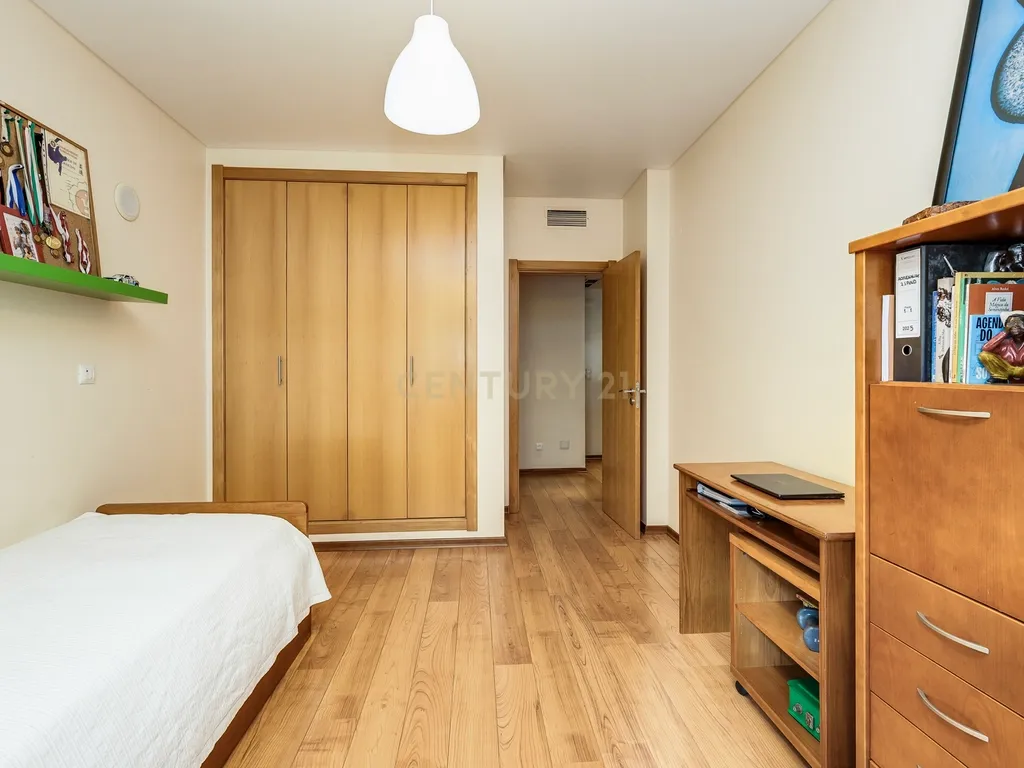 Apartamento T3 com vista panorâmica sobre o Jamor em condomínio fechado com piscina e ginásio - Image 16