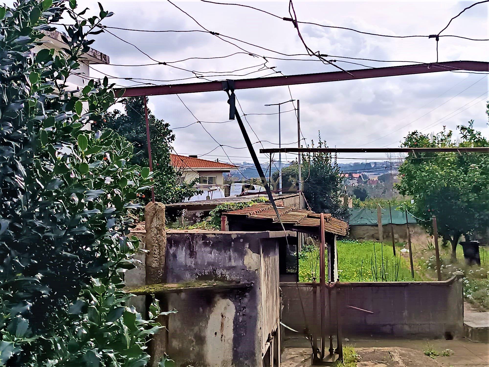 Moradia bifamiliar com cinco quartos, terreno e água para reconstrução no coração da Cidade da Maia, em Gueifaes - Image 36