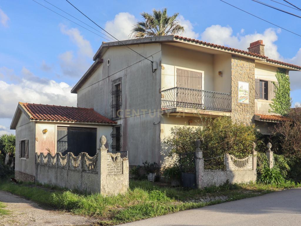 Moradia T2 + armazém situados em Ventosa, em Torres Vedras. - Image 1