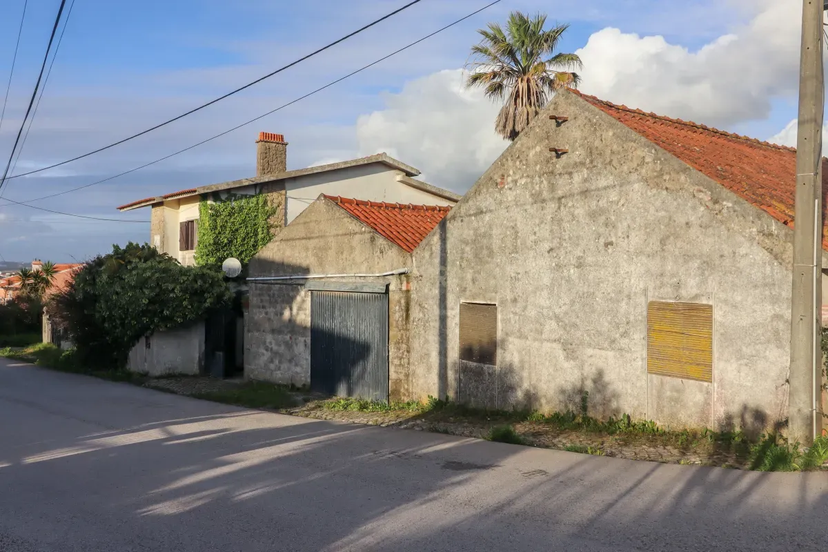 Moradia T2 + armazém situados em Ventosa, em Torres Vedras. - Image 3