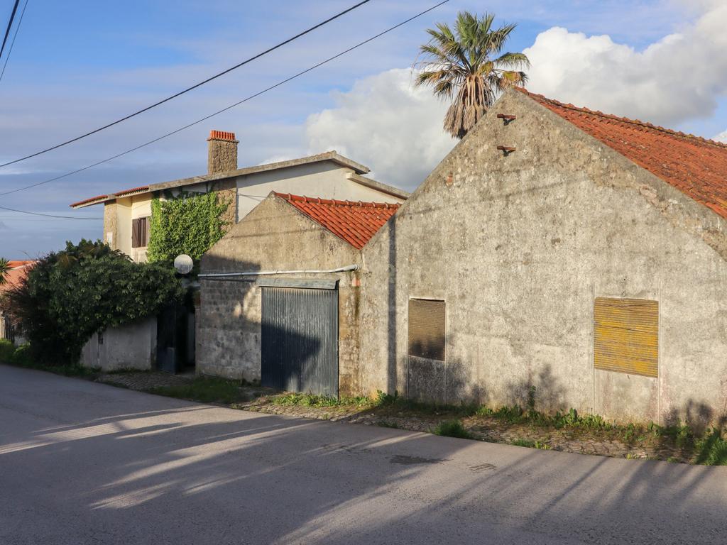 Moradia T2 + armazém situados em Ventosa, em Torres Vedras. - Image 3