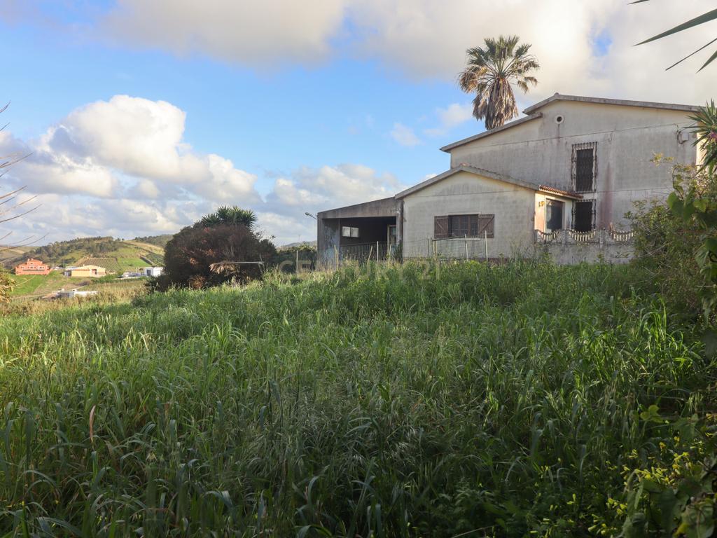 Moradia T2 + armazém situados em Ventosa, em Torres Vedras. - Image 6