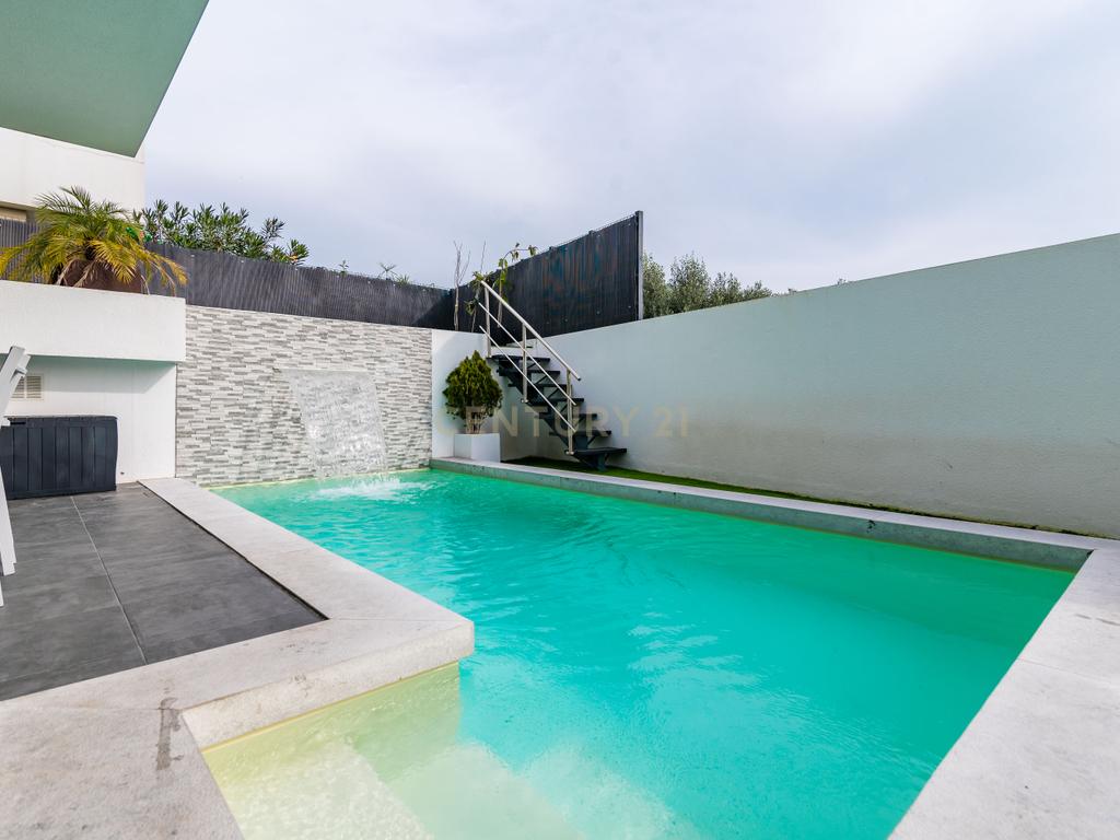 Luxuosa Moradia T3 com Vista Panorâmica em Loures, Lisboa para investimento! - Image 4