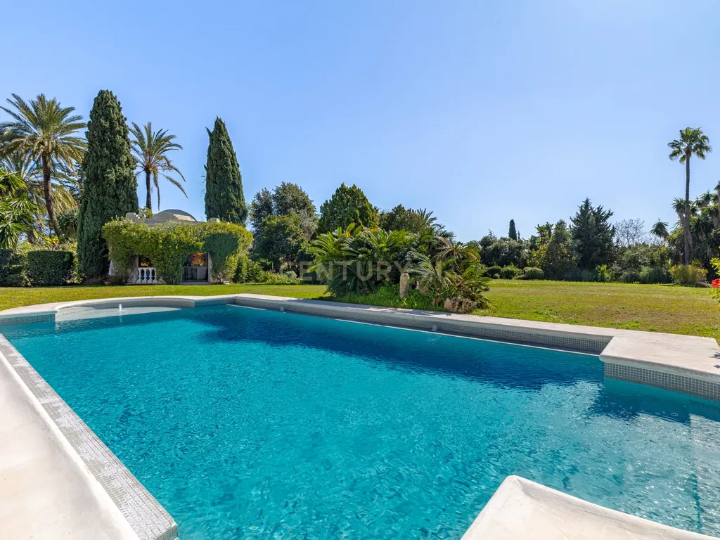Elegância Andaluza Intemporal no Coração de El Paraíso, Estepona - Image 36