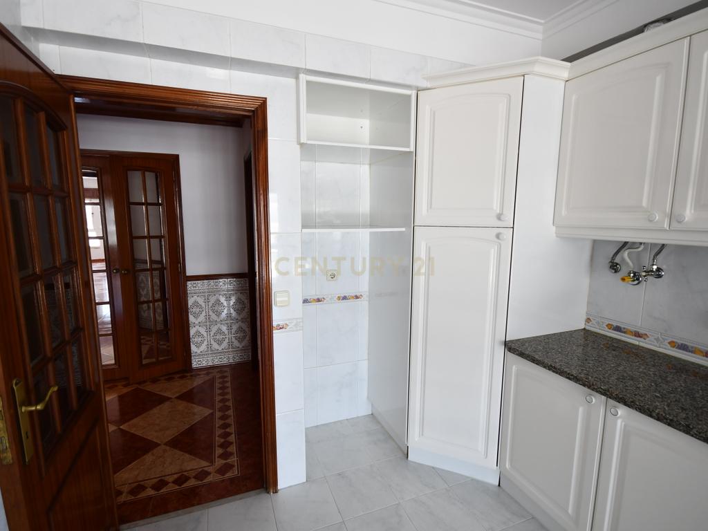  T2  Anta Cacém com  Garagem - Image 22