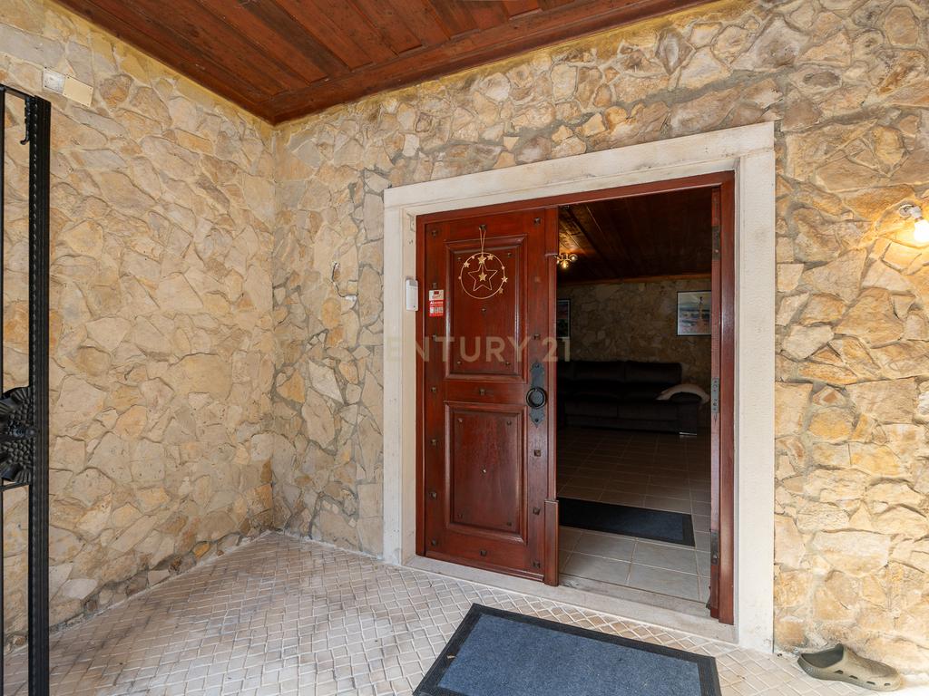 Fabulosa Quinta com lote de terreno de 22.381 m2, onde se encontra inserida uma moradia composta por dois pisos, com uma área bruta de 623 m2, uma área útil de 304 m2 e uma área bruta dependente de 319 m2, localizada em Santo Isidro de Pegões, na zona de Pegões, a pouca distância das belas praias de Setúbal. - Image 6