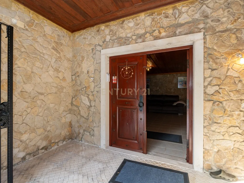 Fabulosa Quinta com lote de terreno de 22.381 m2, onde se encontra inserida uma moradia composta por dois pisos, com uma área bruta de 623 m2, uma área útil de 304 m2 e uma área bruta dependente de 319 m2, localizada em Santo Isidro de Pegões, na zona de Pegões, a pouca distância das belas praias de Setúbal. - Image 6