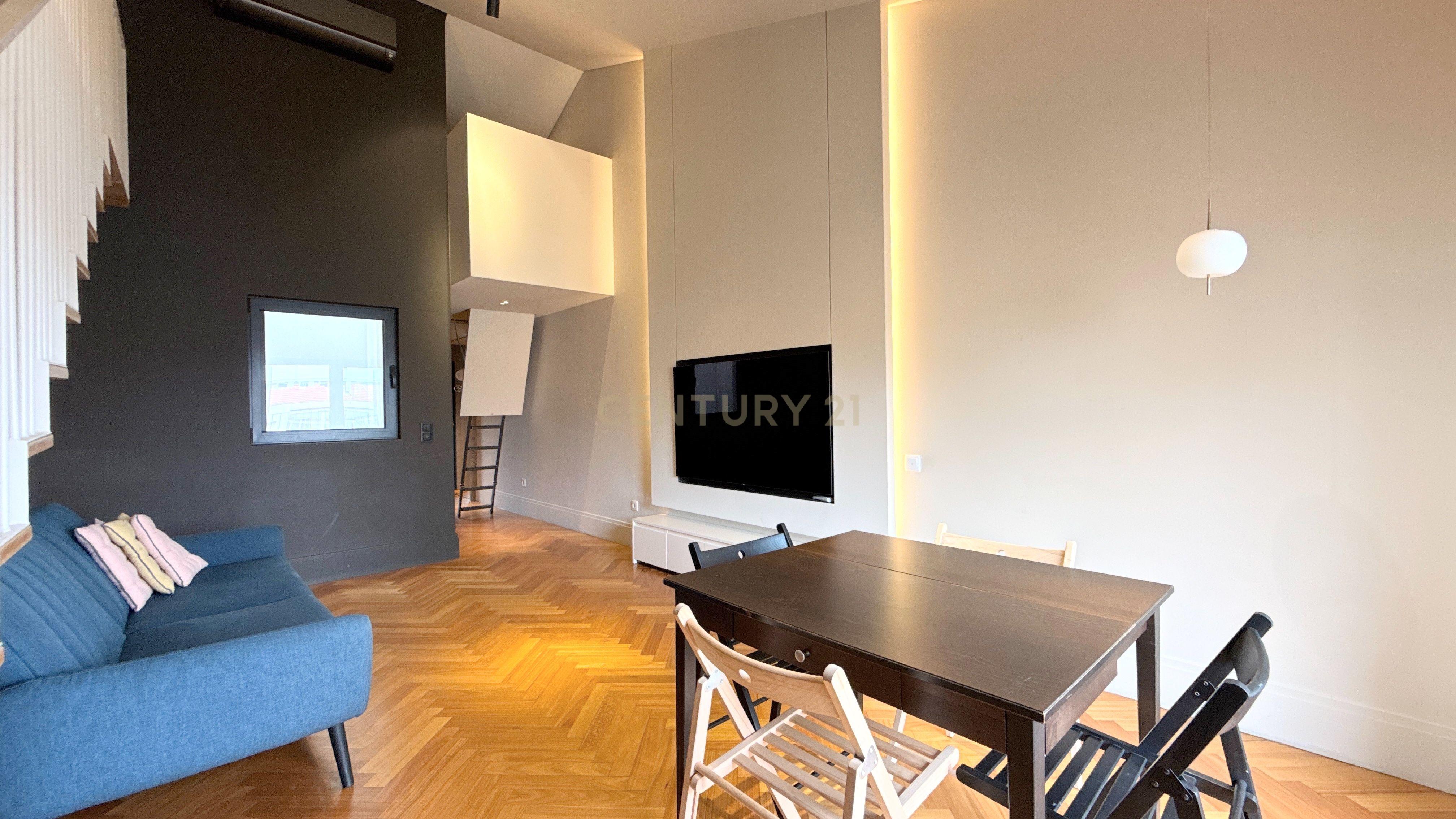 Fotografia 4 de Excelente T2 Duplex Mobilado com Vista Desafogada e Varanda | Centro do Porto | Edifício de 2022