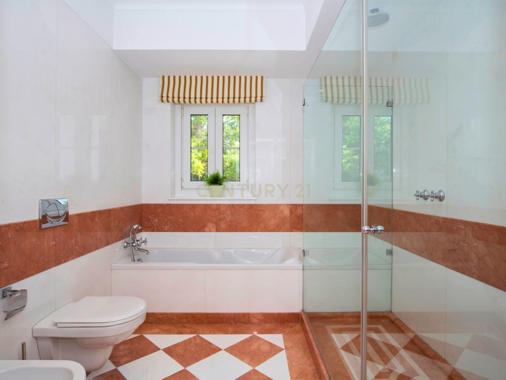 Moradia T7 com Piscina em Alcabideche- Cascais - Image 28