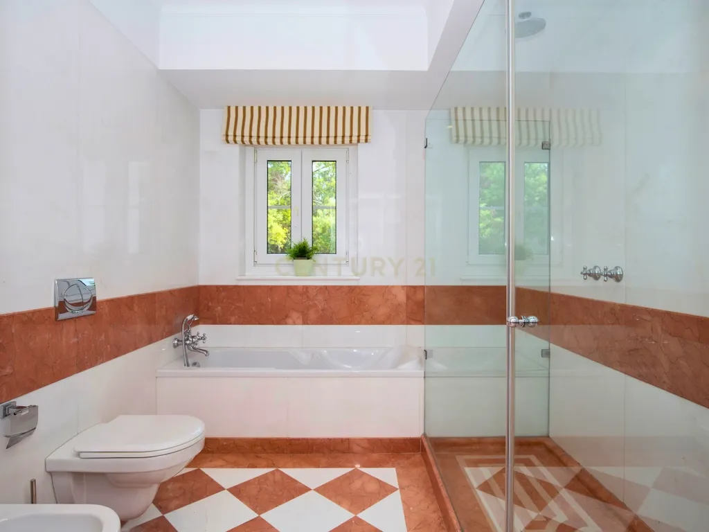 Moradia T7 com Piscina em Alcabideche- Cascais - Image 28