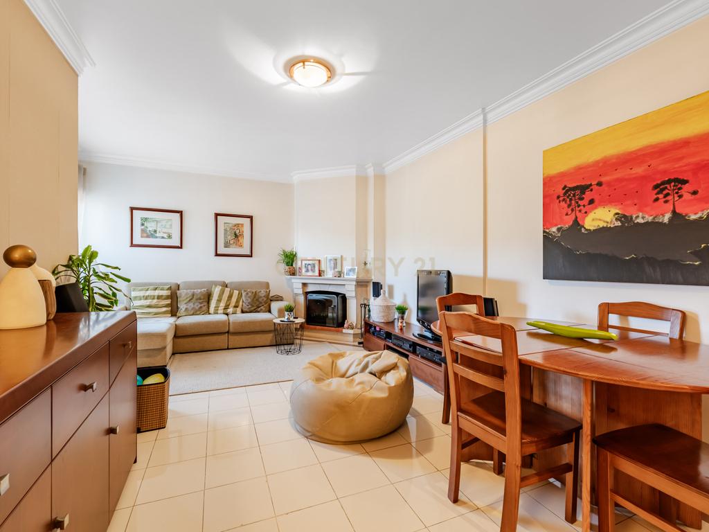 Apartamento T3 com Vista desafogada e parqueamento, no Feijó - Almada - Image 2