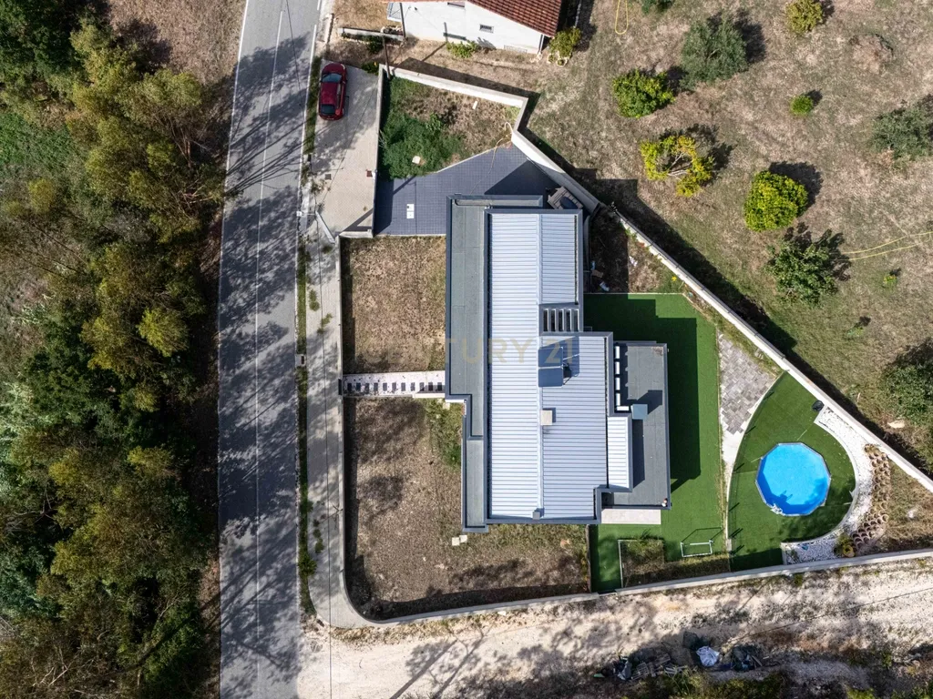 Moradia T4 semi-nova com Piscina, Garagem + Parcela de Terreno Rústico e Vista Serra | Salgueiro, Pombal - Image 61