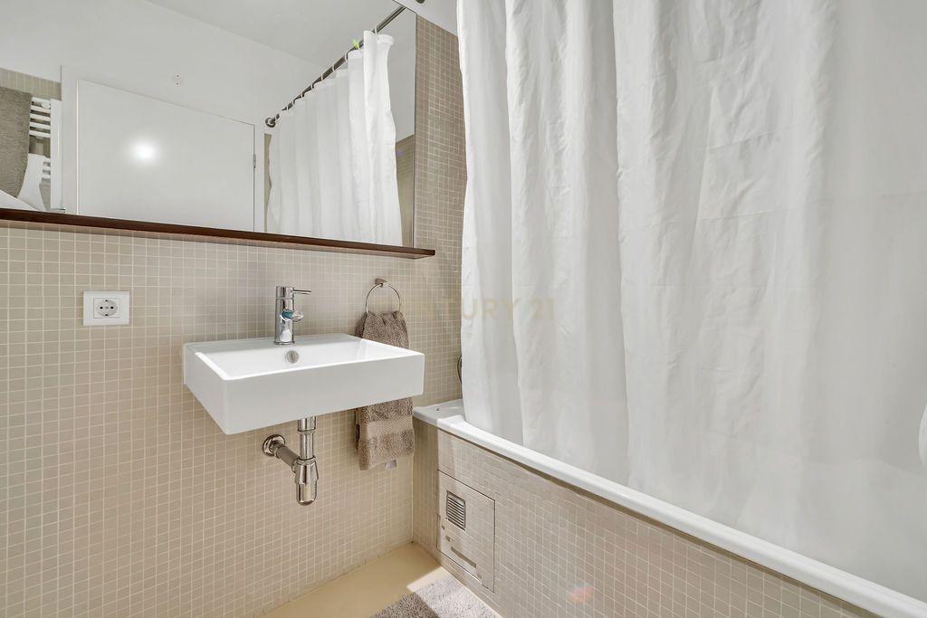 Apartamento T2 com Vista Panorâmica em Entrecampos - Image 14